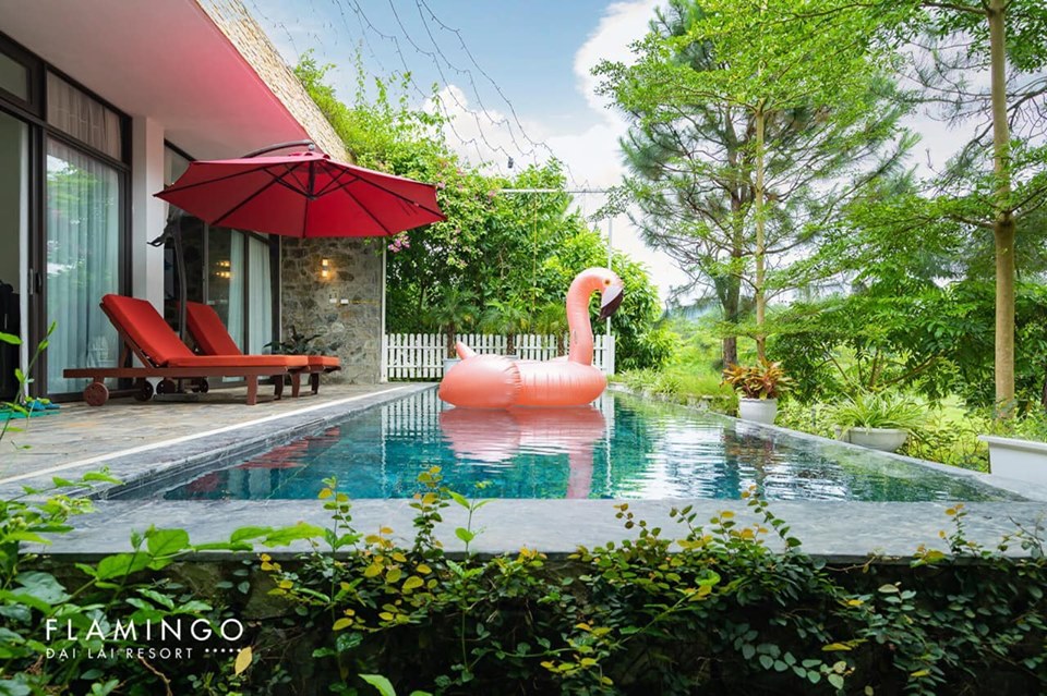 Dù che nắng bể bơi tại Flamingo Đại Lải